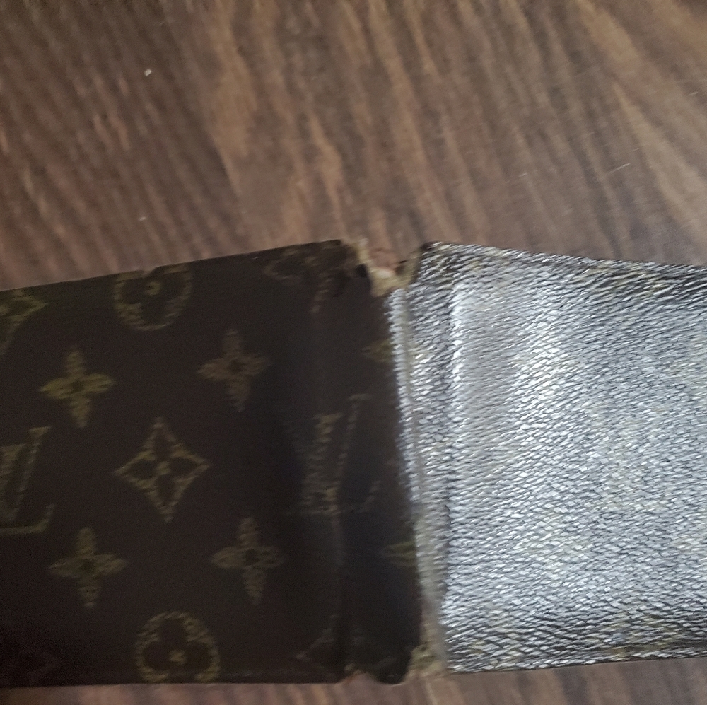 Louis Vuitton - Picture 2 of 4